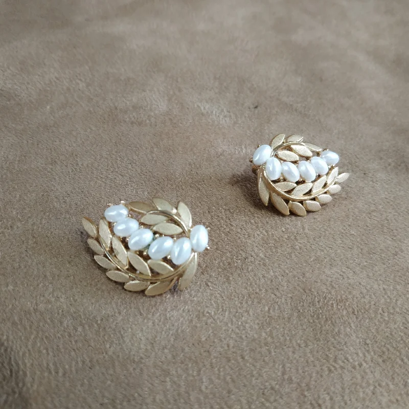 Trifari Pearl Leafy Flower Pearl And Gold Vintage Clip On Earrings