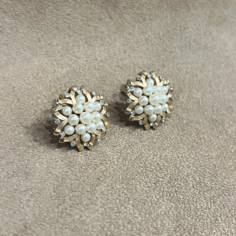 Trifari Pearl Vintage Round floral Clip On Earrings