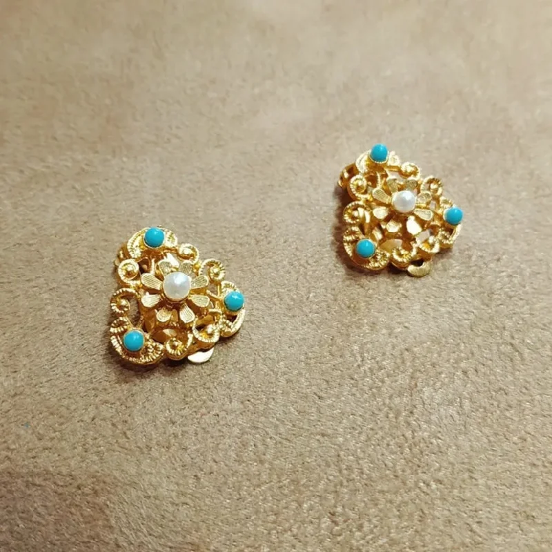 Vintage small turquoise pearl flower triangular clip on earrings